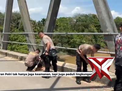 Polres Melawi bergerak cepat membersihkan sampah yang berserakan di area Jembatan Melawi II usai