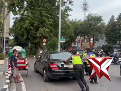 SUBSATGAS KERAMAIAN MEMBANTU PENGENDARA MOBIL YANG MOGOK - PoliceTube