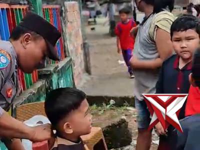 Program PANGLING ANDALAN (Pangkas Rambut Kliling) GRATIS Polsek Sanga Desa Polres Musi Banyuasin.