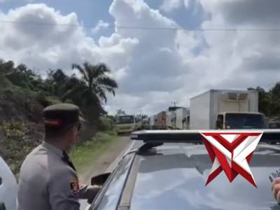 Polisi Berjibaku Urai Kemacetan di Jalur Lintas Timur, Pemudik Apresiasi Pelayanan Humanis