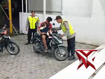 Petugas Polsek Kartoharjo Magetan melaksanakan Patroli Dialogis di Alfamart