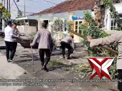 Polres Ngawi melalui Polsek Geneng melaksanakan giat tanggap bencana akibat hujan deras