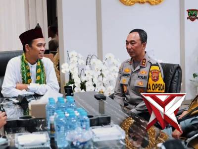 Menjemput Kemuliaan dalam Pengabdian: Momen Khusyuk Kapolda Sumsel & UAS di Masjid Assa&rsquo;adah - PoliceTube