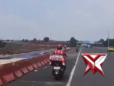 Polisi membantu pemudik yang kehabisan BBM