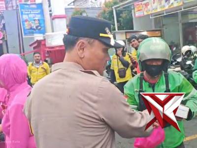 Berbagi Ramadhan Bersama Polsek Seltim dan Bhayangkari untuk Ojol dan Warga - PoliceTube