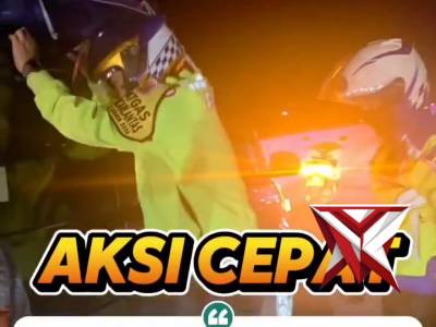 Aksi cepat  anggota Sat Lantas Polres Subang bantu pengendara