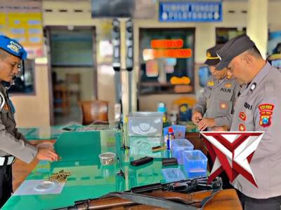 Polsek Bantur terus berkomitmen untuk menjaga kebersihan termasuk Senpi Inventaris Dinas