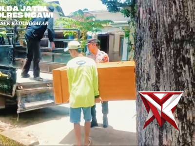 Polres Ngawi memberikan bantuan sosial kepada Mbah Sukir (81)