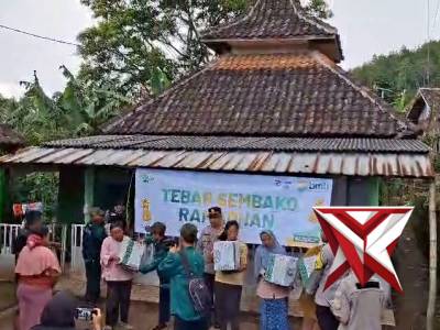 Berbagi santunan untuk warga