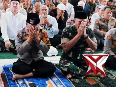 Kemuliaan dalam Pengabdian: Momen Khusyuk Kapolda Sumsel & UAS di Masjid Assa&rsquo;adah