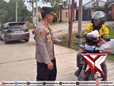 Berbagi Takjil ke Ojek Online Polres OKU Timur.