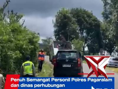Penuh semangat personel polres pagar alam bantu mobil yang terperosok