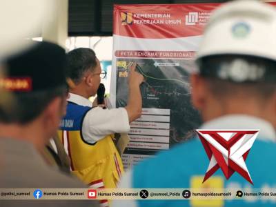 Kapolda Sumsel dan gubernur Sumsel melakukan pengecekan jalan Tol Kapal Betung.