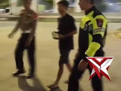 Personel Pos Pelayanan Rest Area KM 575 A Ngawi memberikan bantuan kesehatan kepada seorang sopir tr