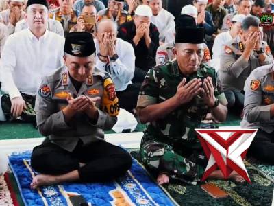 Menjemput Kemuliaan dalam Pengabdian: Momen Khusyuk Kapolda Sumsel & UAS di Masjid Assa&rsquo;adah - PoliceTube