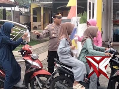 POLSEK KEBASEN POLRESTA BANYUMAS DAN BHAYANGKARI BAGI TAKJIL RAMADHAN GRATIS
