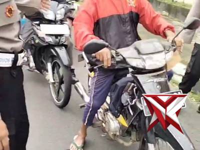 BAGI TAKJIL KEPADA PENGGUNA JALAN YANG TERTIB 

Anggota Polsek Parang Polres Magetan