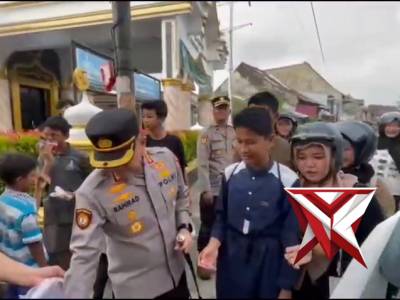 Polresta Bengkulu melaksanakan kegiatan berbagi takjil kepada masyarakat sekaligus mensosialisasikan