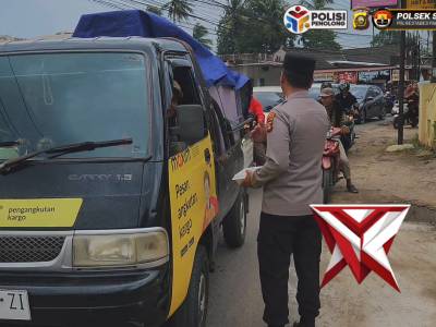 Wujud Kepedulian, Polsek Sako Bagikan Ratusan Paket Takjil di Jl. Sematang
