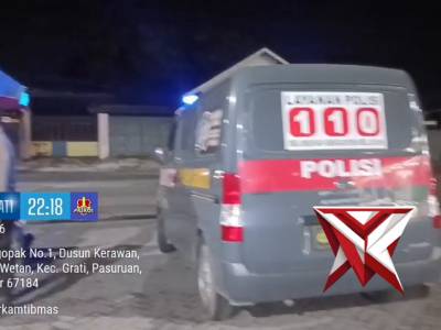 ANGGOTA POLSEK GRATI MELAKSANAKAN PATROLI ANTISIPASI 3C DI JALUR PANTURA DEPAN SPBU BETOTOT.