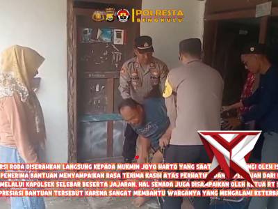 Kapolsek Selebar AKP Bayu P., S.H., M.H., bersama personel melaksanakan kegiatan pengantaran bantuan