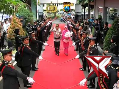 Tradisi pedang pora penyembuhan Kapolres - PoliceTube