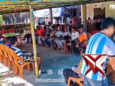 Bhabinkamtibmas polsek kisar menghadiri acara adat pernikahan salah satu warga binaan