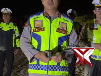 Kapolres Ogan ilir di dampingi Kasat Lantas Polres Ogan Ilir dan mengkandangkan truk sumbu 3