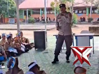 Anggota polsek toboali sosialisasi bullying kepada anak SMP - PoliceTube
