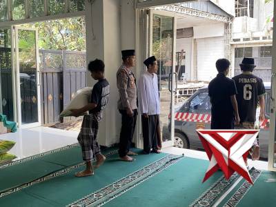 Anggota Polsek Jabung menyampaikan amanat dari Kapolres malang kepada panti asuhan Al Kaaf - PoliceTube