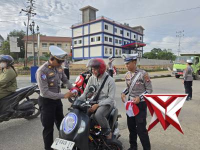 Polantas Sekadau Bagikan Bendera Merah Putih, Ajak Warga Kibarkan Semangat Kemerdekaan