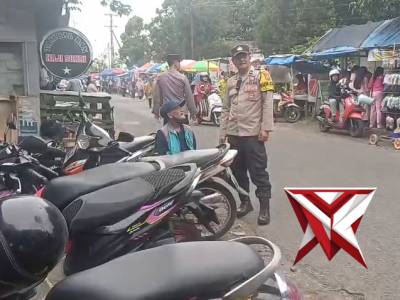 Patroli Kewilayahan Aipda Bambang Polsek Turen Polres Malang bersama anggota di area pasar Takjil Ke