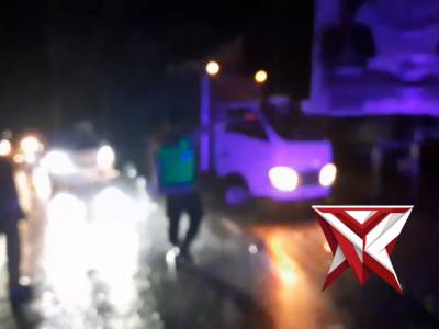 Pengalihan Arus Oleh Petugas antisipasi Kemacetan akibat Tiang Listrik Tumbang di Perbatasan Ngawi - PoliceTube