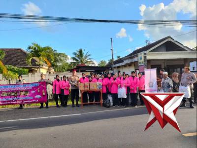 PEMBAGIAN TAKJIL KAPOLSEK SUMBERSARI BESERTA ANGGOTA & BERSAMA BHAYANGKARI RANTING SUMBERSARI.