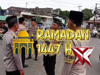 Menebar Kebaikan di Bulan Suci, Polsek Singaraja Berbagi Takjil di Depan Masjid Taqwa