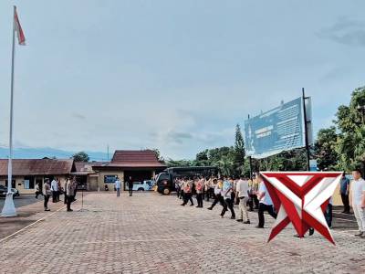 KAPOLRES ALOR MEMBERIKAN ARAHAN DI APEL PAGI