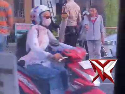 Ada Laka Lantas Saat hendak mendatangi TKP, tim Pamapta Polres Blitar Kota berhenti sejenak untuk me