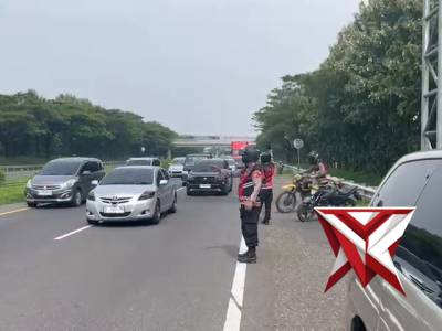 Pertolongan pertama kepada pengendara yang mengalami trouble di KM 152