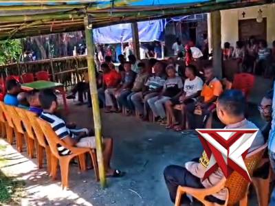 Bhabinkamtibmas polsek kisar mengikuti acara adat pernikahan salah satu warga binaan