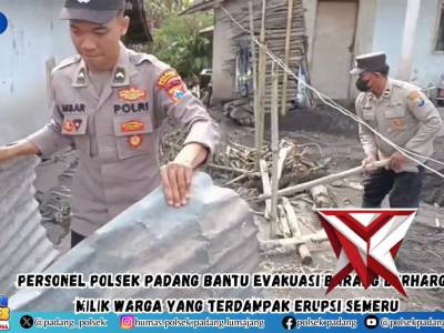 Personel Polsek Padang Bantu Evakuasi Barang Berharga Warga Terdampak Erupsi Semeru