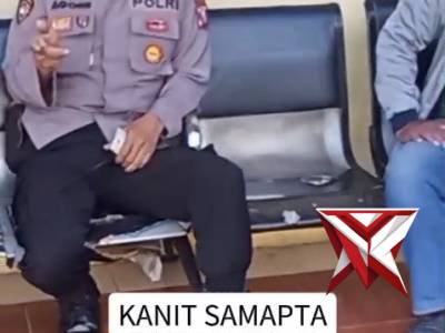 Kanit Samapta Polsek Waru berikan informasi kepada pelapor di Polsek Waru