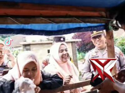 Sapaan Pagi Kapolsek di Tengah Aktivitas Belanja Warga. - PoliceTube