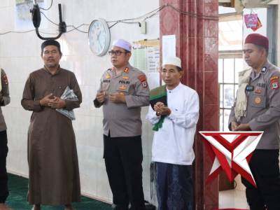 Personel Anggota Polres HSU Pimpin Sholat Jumat Berjamaah bersama