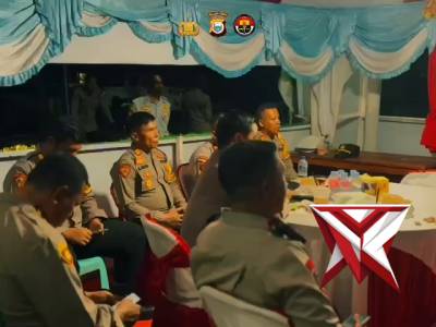 Kapolres haltim bersama forkopimca mengikuti zoom  mlm takbiran dri mabes polri