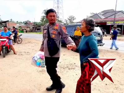 24 - Personil Polsek Tungkal Jaya Membantu Masyarakat Yang Memiliki Keterbatasan Fisik