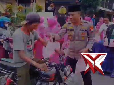 Bagi Takjil oleh Anggota Polsek Kedamean dan Bhayangkari Ranting Kedamean - PoliceTube