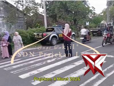 Polsek Prajekan hadir membantu kegiatan berbagi takjil yang diselenggarakan oleh SDN PRAJEKAN LOR 1