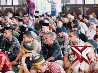 Menjemput Kemuliaan dalam Pengabdian: Momen Khusyuk Kapolda Sumsel & UAS di Masjid Assa&rsquo;adah