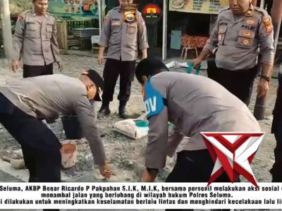Kapolres Seluma dan personil polres Seluma melaksanakan penambalan jalan berlubang
