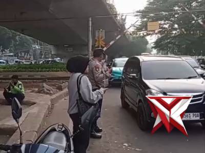 Polsek Pancoran Gelar Pengaturan Lalu Lintas Pagi, Antisipasi Lawan Arah - PoliceTube
